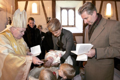Felipe de Bélgica y su esposa durante el bautizo del príncipe Emmanuel, en 2005. BENOIT DOPPAGNE