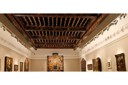 Detalle del artesonado de Valencia de Don Juan en el techo del Museo del Prado. RAQUEL P. VIECO