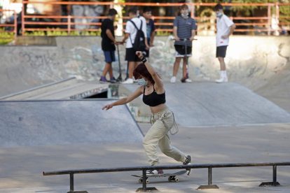 Una usuaria del skatepark de León practica sobre su tabla. FERNANDO OTERO