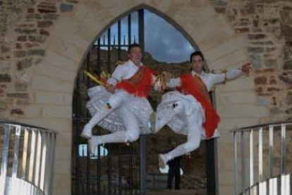 Un momento de la procesión del Voto de Laguna de Negrillos con la imagen de la Virgen del Arrabal