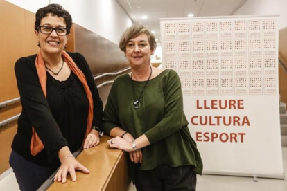Silvia Mondo, (izquierda) y Anna Ramis, el jueves por la noche, en la sede de los Lluïsos de Gràcia, en Barcelona