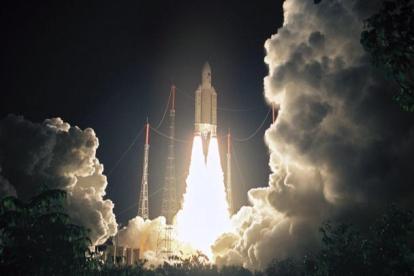 Foto facilitada por la Agencia Espacial Europea del cohete genérico Ariane 5 V169 despegando del Centro Espacial de Kouroum. ESA
