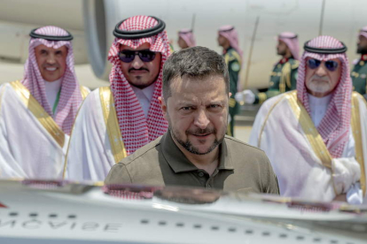 Zelenski ayer, a su llegada a Arabia Saudí para exponer su plan de paz. SAUDI PRESS AGENCY