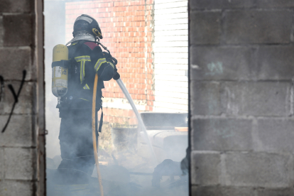 El fuego se declaró en un patio interior de uno de los dos edificios que tuvieron que ser desalojados por las llamas. CAMPILLO