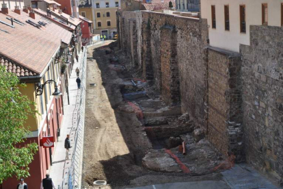 Vista de la calle Carreras con los restos de los cubos romanos que han aflorado tras la excavación arqueológica. DL