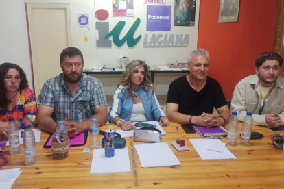 Rueda de prensa de Podemos-IU, hoy en Villablino. ARAUJO
