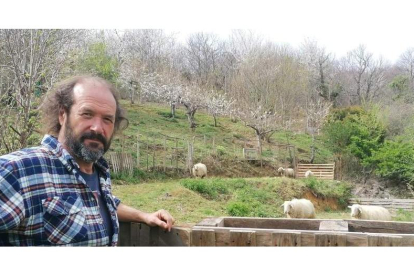 Foto facilitada por Medio Rural de José Ángel Rodríguez con sus ovejas. DL