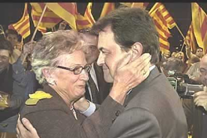 El candidato de la coalición Convergencia i Unio (CiU) a las elecciones autonómicas de Cataluña, Artur Mas, abrazado por la esposa de Jordi Pujol, Marta Ferrusola.