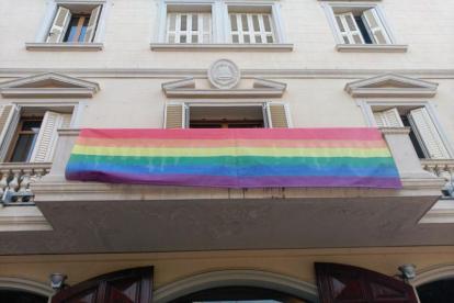 La bandera del colectivo LGTBI ondea en el Ayuntamiento de Sant Boi.