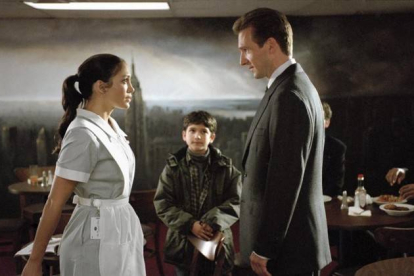 Jennifer López y Ralph Fiennes en una secuencia de 'Sucedió en Manhattan'.