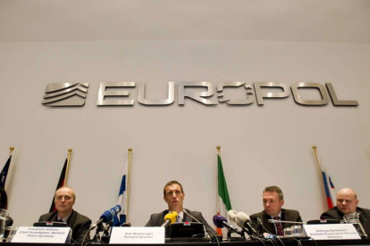 Imagen de archivo (2013) en la que el entonces director de la Europol, la organización de policía europea, ofrece una rueda de prensa en La Haya (Holanda). ROBIN VAN LONKHUIJSEN