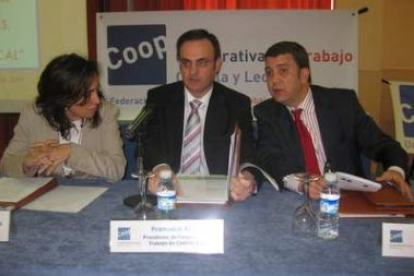 Córdula García, Francisco Abella y Carlos López Riesco, en la presentación