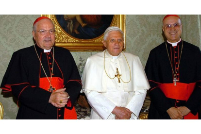 El papa Benedicto XVI y los cardenales Angelo Sodano (izquierda) y Tarcisio Bertone (derecha), en una imagen de archivo.