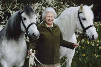La Reina Iabel II, junto a dos de sus caballos. EFE