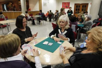 Toñi, en el centro de la imagen, no falta a la cita con sus amigas para jugar una partida de cartas