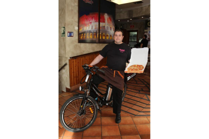 Jorge Giganto con una de sus biccis eléctricas para repartir pizzas.