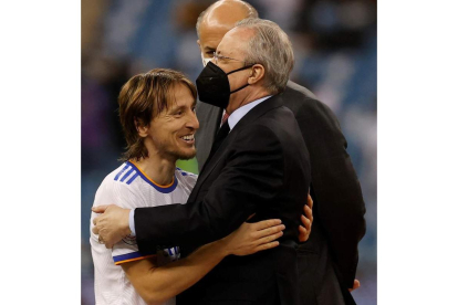 Modric, MVP de la final, abraza a Florentino Pérez. JULIO MUÑOZ