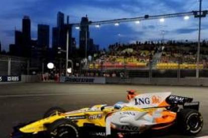 Alonso pilota su coche en una curva durante los entrenamientos