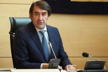 El consejero de Fomento y Medio Ambiente, Juan Carlos Suárez-Quiñones, presenta en la comisión de Economía y Hacienda de las Cortes de Castilla y León el Proyecto de los Presupuestos de la Comunidad para 2022 en lo relativo a su Consejería. R. GARCÍA