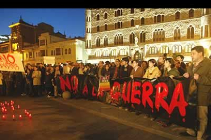 Una gran pancarta contra la guerra encabezó la marcha por la paz.