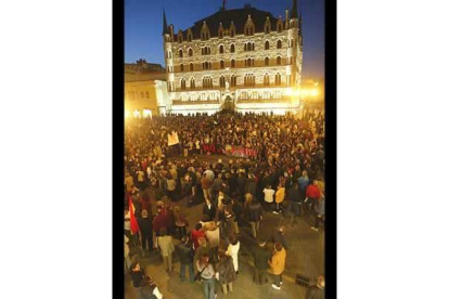 La luz que ilumina el edificio de botines se mezcló con las de las velas con las que los manifestantes simbolizan la paz.