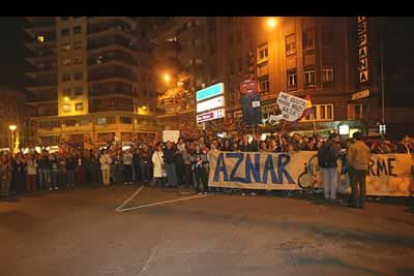 La plaza de la Inmaculada volvió a ser punto de concentración de los manifestantes que dirigieron sus gritos a la Subdelegación del Gobierno.