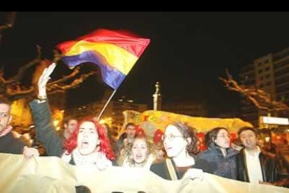 La bandera de la república hondeó una vez más la protesta.