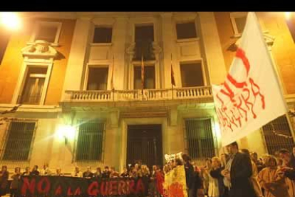 Los manifestantes dirigieron sus protestan contra la guerra al edificio de la Subdelegación del Gobierno en León.