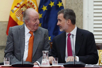 Padre e hijo en 2020, tras renunciar Felipe VI a la herencia de Juan Carlos I. PACO CAMPOS