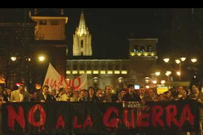 La catedral, al fondo, volvió a ser testigo de cómo los leoneses se lanzaron a la calle para exigir la paz en el mundo.