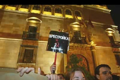 El palacio de los Guzmanes, de fondo, también fue testigo presencial de la protesta