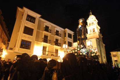 La Hermandad de Jesús Nazareno de Ponferrada procesionó ayer noche con La Dolorosa.