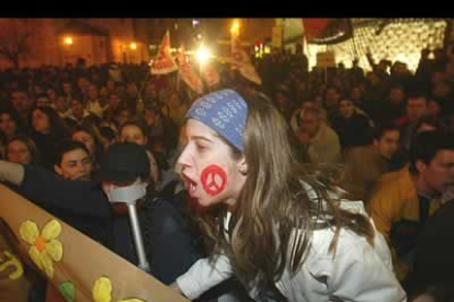 Muchos jóvenes se pintaron la cara con símbolos pacifistas.