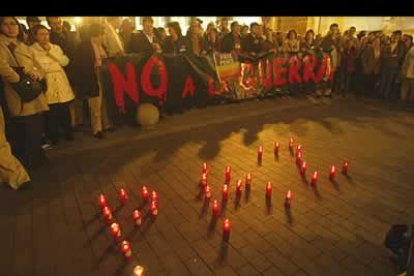 La palabra paz se divujó en el suelo con velas encendidas.