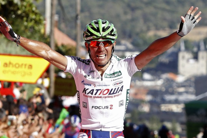 El ciclista del Katusha, Joaquín 'Purito' Rodríguez, celebra su llegada en primera posición a la meta de la octava etapa.