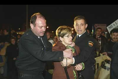 Una señora es frenada por un agente de la Policía en su intento de entrar en la delegación territorial de la Junta en la capital leonesa.