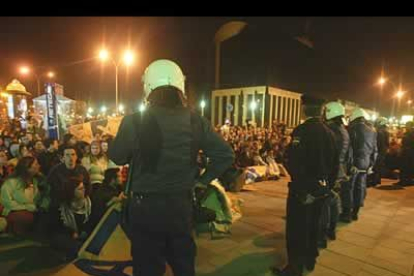 Un cordón policial impidió a los manifestantes entrar en el edificio de la institución autonómica en León.