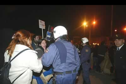 Muchos manifestantes protestaron por el excesivo despliegue de agentes que trataron de disolver la protesta.