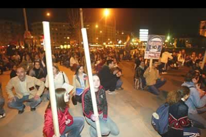 La mayor parte de los manifestantes eran estudiantes que suspendieron sus clases en la universidad en protesta por el inicio de la guerra.