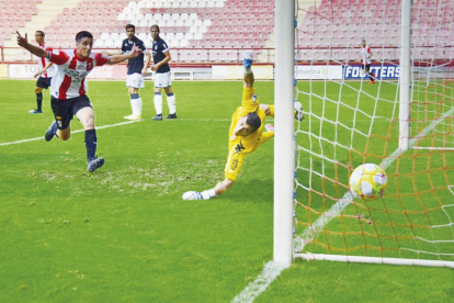 Ander Vitoria bate a Leandro Montagud cuando se midió y ganó a la Cultural en Las Gaunas (3-2) en la temporada 2019-2020. ACTUALIDAD RIOJA BAJA