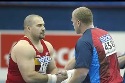 Manuel Martínez saluda al segundo clasificado, el estadounidense John Godina, que obtuvo una marca de 21,23 metros, un centímetro menos que el atleta leonés.