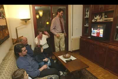 Los padres y familiares del campeón mundial siguieron atentamente el campeonato desde casa. Rápidamente, los nervios contenidos dieron lugar a la fiesta y a la celebración en casa de los Martínez.