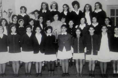Las chicas del coro tenían diez años cuando empezaron a cantar. Más de medio siglo después vuelven a juntarse para homenajear a Isaura Martín-Granizo y al instituto. DL