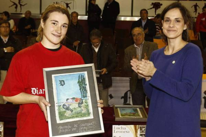Mónica Matía, campeona de pesados, junto a la consejera de Diario de León, Adriana Ulibarri. Ramiro