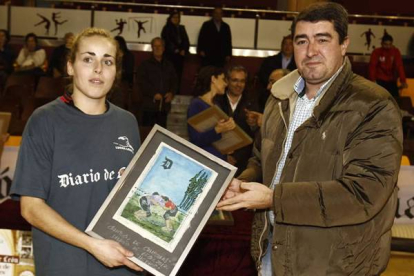 Vanesa Presa, ganadora en medios, recoge el premio de manos del director de Diario de León, Pablo Lago. Ramiro