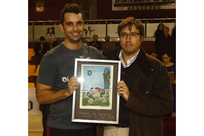 Clemente Fuertes, vencedor en semipesados, con el diputado de Deportes, Emilio Orejas. Ramiro