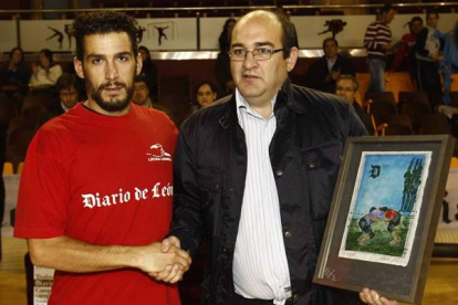 El Divino, campeón en medios, junto con el presidente de la Federación, Che Escanciano. ramiro