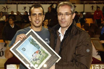 Ibán Sánchez recibe el cuadro de Ramón Villa de manos del edil de Deportes, López Benito. Ramiro