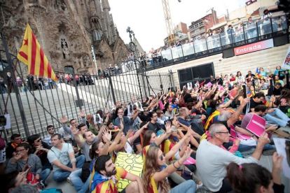 Centenares de personas protagonizan una sentada ante la Sagrada Familia de Barcelona hoy viernes, el día en el que Cataluña vive su cuarta huelga general en menos de dos años vinculada al proceso independentista, una convocatoria con la que culmina una semana de movilizaciones en protesta por la condena de los líderes del 'procés'. EFE/Marta Pérez