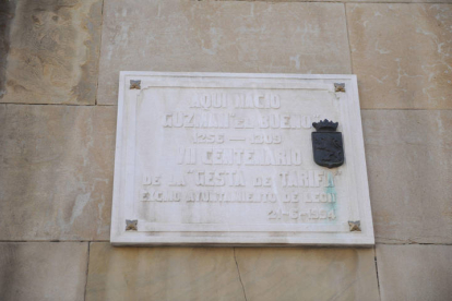 Placa en recuerdo del lugar en el que habría nacido en León Guzmán el Bueno, en la Audiencia Provincia. JAVIER